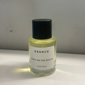 Coco on the Beach parfym från Essnce - Fräsch och somrig doft från Essnce, 'Coco on the Beach'. Har liknande parfymer så därav säljer, sprutat två gånger. Som ny!💕
