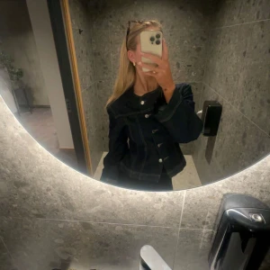 Mörkblå denimjacka från gina tricot - Jättefin denim jacka ifrån Gina, helt ny med lappen kvar💗