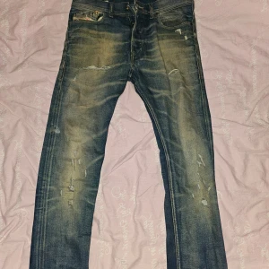 Diesel jeans by Una/ med slitningar  - Säljer dessa eftersom dom var fel storlek har använts ett par gånger men finns inga tecken på skador, vid frågor de ba att skriva. 