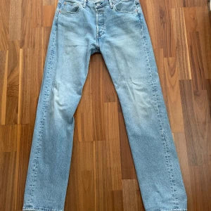 Levi's 501 ljusblå jeans - Levi's 501 jeans i en snygg ljusblå färg. Rak passform, fem fickor och knappgylf. Varsamt använda och är i mycket bra skick! Storlek 33/34