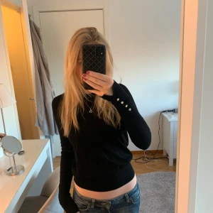 Svart polotröja - Säljer denna fina svarta finstickade tröjan från Zara i storlek S. Den har knappar i änden av ärmen. Den har använts få gånger och är i fint skick! Hör av dig vid frågor💕