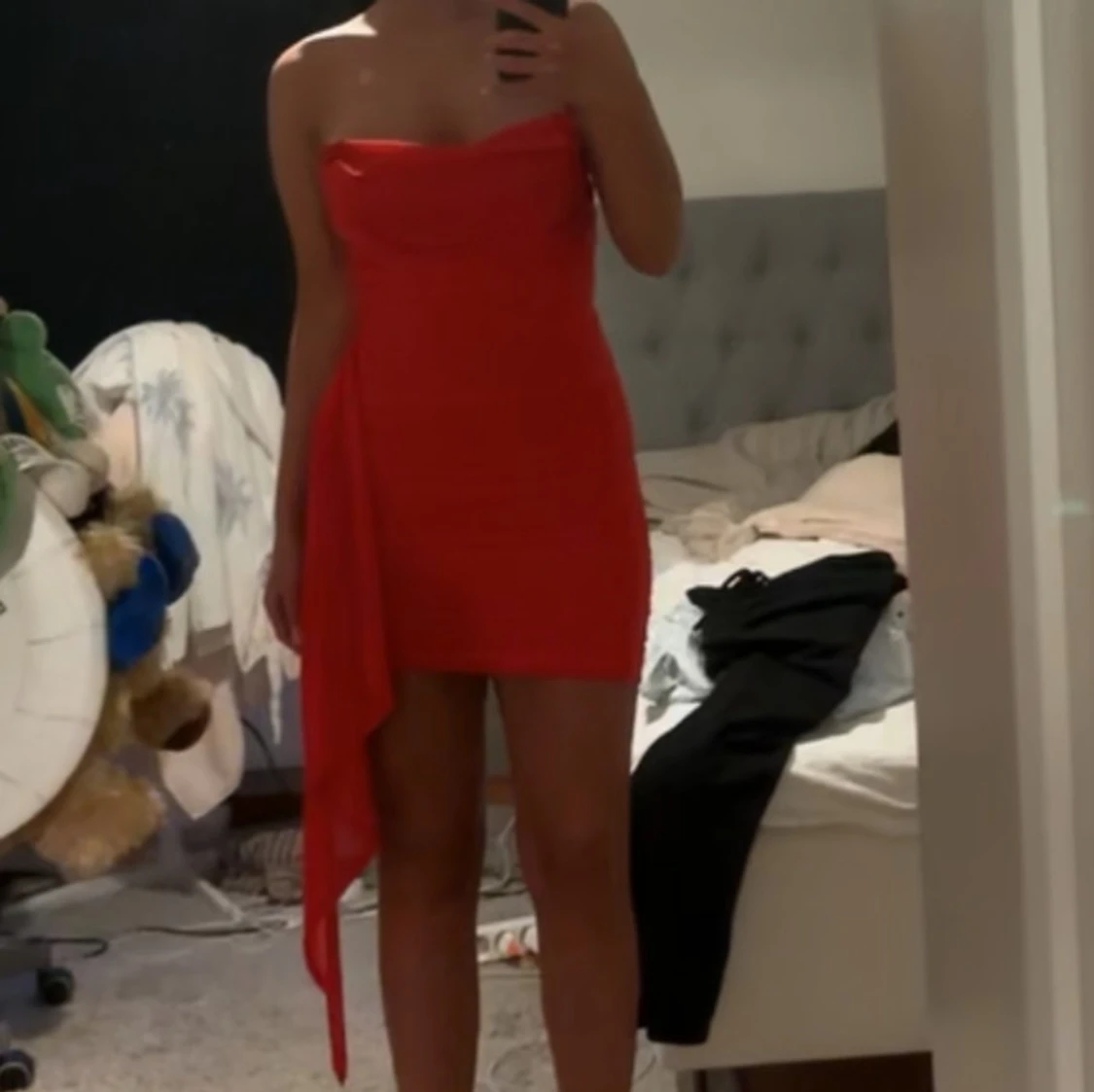 Röd axelbandslös klänning