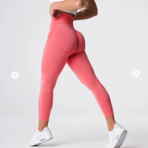 Rosa leggings från NVGTN - Supersnygga korallrosa leggings från NVGTN med tight passform och stretchigt material. Perfekta till gymmet. 645kr nypris, pris kan diskuteras💗💗köparen står för frakt