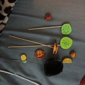 Färgglada broscher, halsband och partyprops i form av mat - Unika och lekfulla halsband, broscher och partyprops formade som olika maträtter. Inkluderar hamburgare/macka och gurkor på spett. Perfekt för för en picknick alltingen som låtsas mat, smycken eller som dekoration.