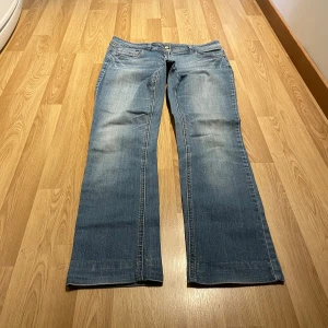 Ljusblåa lågmidjade jeans - (23) Har inga bilder hur de sitter därav priset, innerbenslängd: 75cm, midjemått rakt över: 75 cm💖