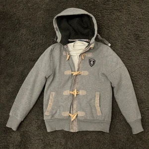 Fodrad cardigan jacka  - Riktigt skön fodrad cardigan jacka med fleece på insidan vilket gör den väldigt varm samt extremt stilig. Storlek S 