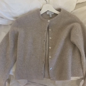 Alpacka kofta  - Superfin stickad cardigan från & other stories, nyskick i alpackablandning! Kostar 990kr nypris