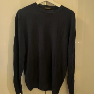 Merinoull tröja - En marinblå tröja i merinoull. Osäker på storlek men mellan M och L