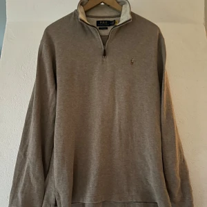 Ralph Lauren half zip - Hej! Jag säljer nu min fina Ralph lauren tröja då den inte kommit till användning så ofta. Tröjan är i storlek XL men skulle passa bra på en L. Den är köpt på johnells i Uppsala och är fortfarande i mycket fint skick. Tröjan köptes för 1990 och endast använd ett fåtal gånger. Hör av dig vid minsta fundering😁