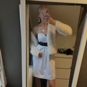 Klänning - SÅ fin bandau klänning i nyskick! Passar xs-s med c-d kupa!🤍🌸