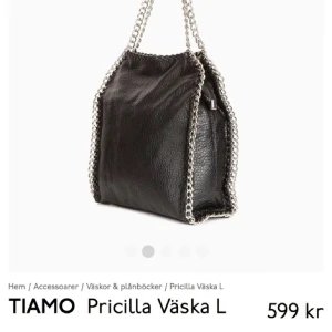Svart väska från Tiamo - Snygg väska, andvänd fåtal gånger. Skriv för fler bilder
