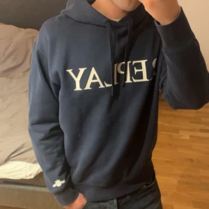 Mörkblå hoodie från Replay - Säljer en snygg mörkblå hoodie från Replay med vit logga på bröstet. Tvär snygg och använd fåtal gånger. Storlek S 