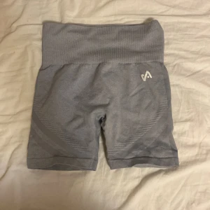 Grå gym shorts - Snygga grå träningsshorts.  Perfekta för gymmet. De har en stilren design med en liten logotyp på sidan.