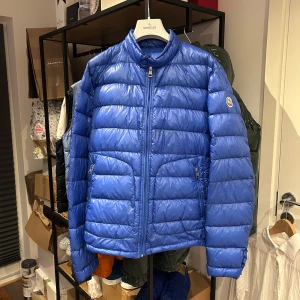 Moncler Acorus  - Moncler acorus i den väldigt sällsynta färgen royal Blue. Storlek 3 - M, liten lagning inuti som ej syns vid användning! Nyskick förutom lagning, nypris 13.000 mitt pris 3200 men tar emot rimliga bud! Över 200 deals gjorda med massvis av recensioner att visa vid intresse!