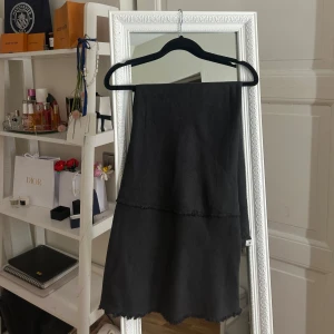 LINNEKJOL - ZARA  - En linnekjol från Zara i väldigt fint skick, den är använd 1 gång och kan användas som highwaist och lowwaist. Den är väldigt skän på sommaren eftersom man inte blir för varm pga materialet 🩶