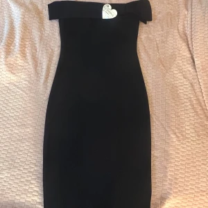 Svart offshoulder klänning från Goddiva London - Snygg svart offshoulder klänning från Goddiva London. Klänningen är figursydd, endast testad. Storlek 38/M🖤