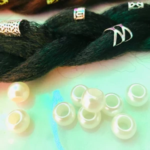 By prisförslag- 10 st Pärlor för hårdekoration - Säljer ett set med vita pärlor för att dekorera håret. Perfekt för att ge en elegant touch till flätor eller andra frisyrer. Pärlorna är runda och har en glansig yta.