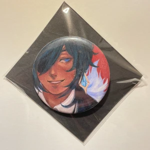 Kaeya - genshin impact, Pin/badge  - Säljer en oöppnad och i fint skick Pin/badge med Kaeya från genshin impact. Perfekt för att dekorera väskor eller kläder. 