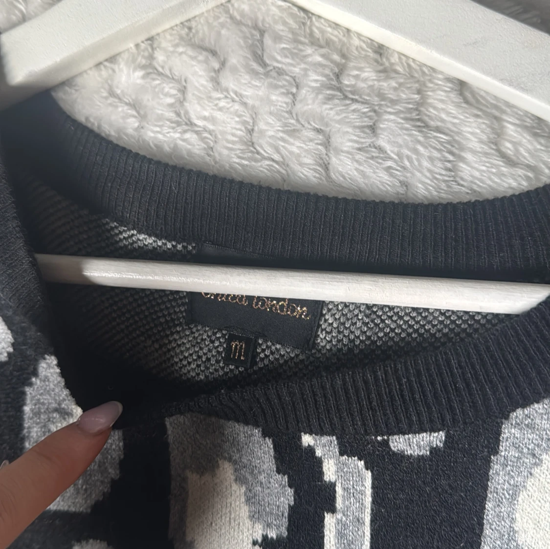 Stickad tröja med puffarmar - 1