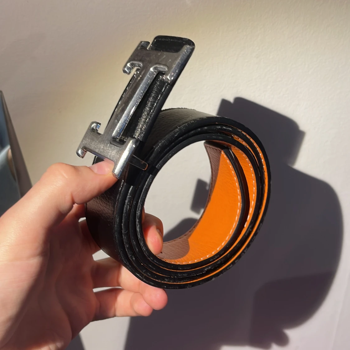 Svart bälte med silverfärgat spänne - 1