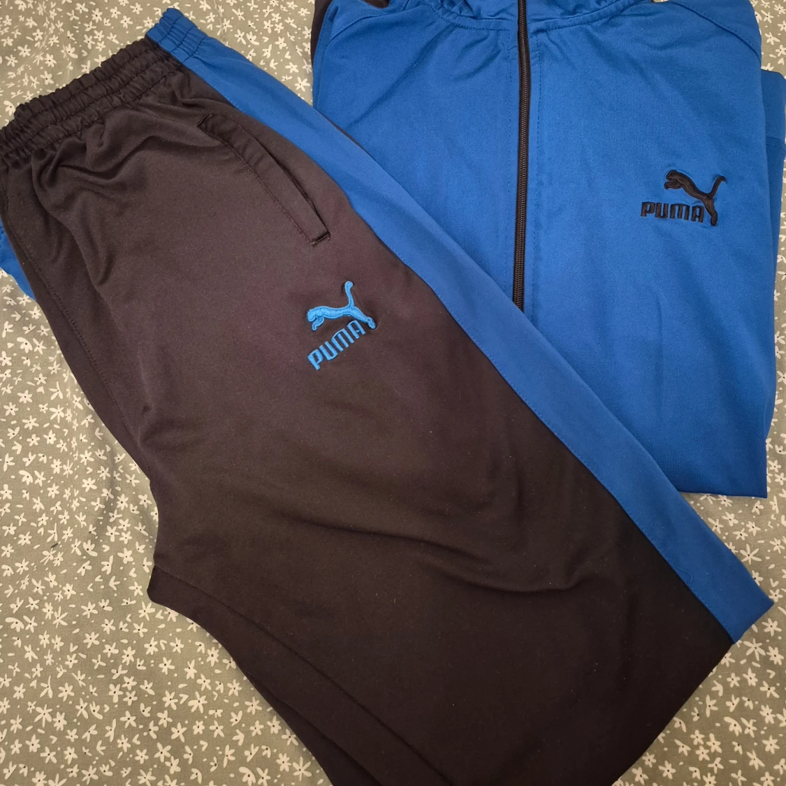 Svarta och blåa mjukisbyxor från Puma