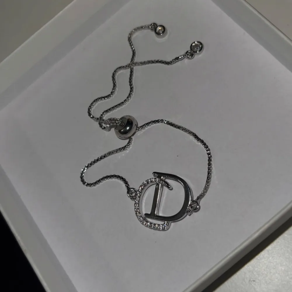 Helt oanvänd, köpt utomlands. Materialet är jag inte säker på. • Låda medföljer ej, dock paketeras smyckena säkert för leverans. Asusteet.