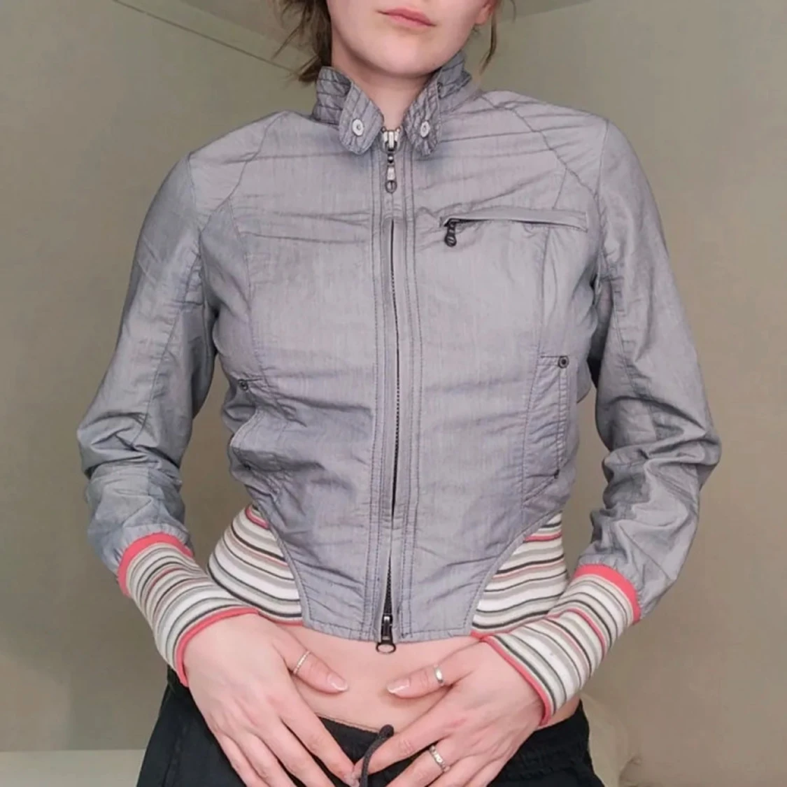 Grå jacka med broderi