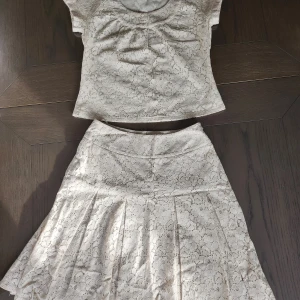 Beige spetsblus från Stockh LM - Säljer en söt beige spetsblus från Stockh LM i storlek S. Blusen har korta ärmar och en rund halsringning. Perfekt för en elegant look.