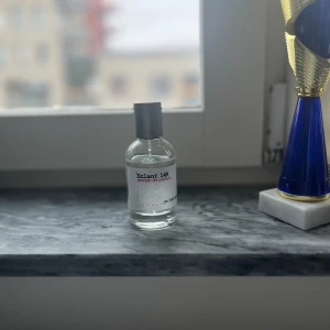 One bold chemist Creed aventus. - Säljer dupen på creed aventus av one bold chemist, funkar året runt men tycker själv den är bäst på sommaren. Öppnar med en Trä/Bergamot doft men efter drydown luktar den mer fruktigt och fräsh. 45 av 50 ml kvar.