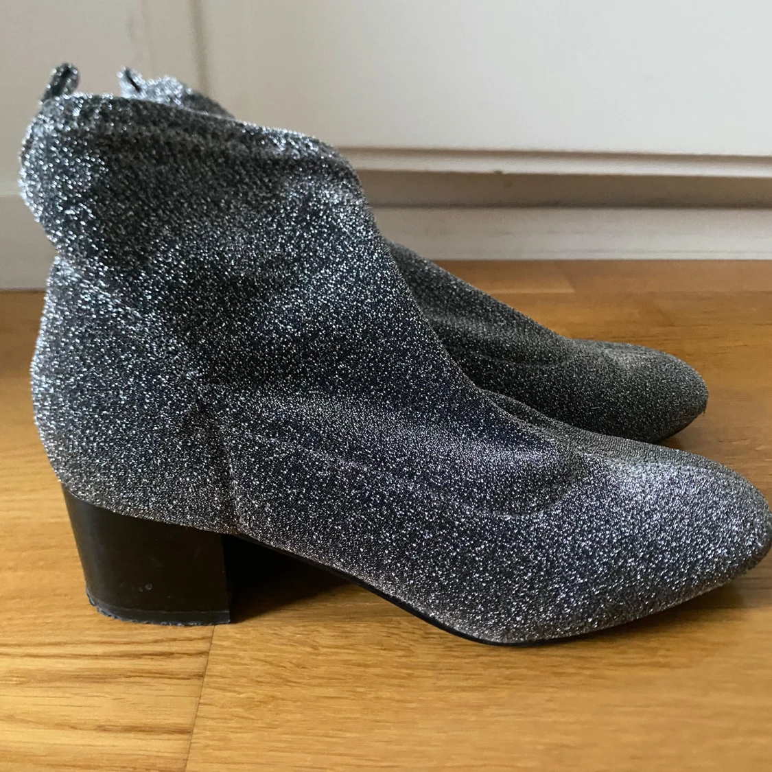 Glittriga boots med klack - 1