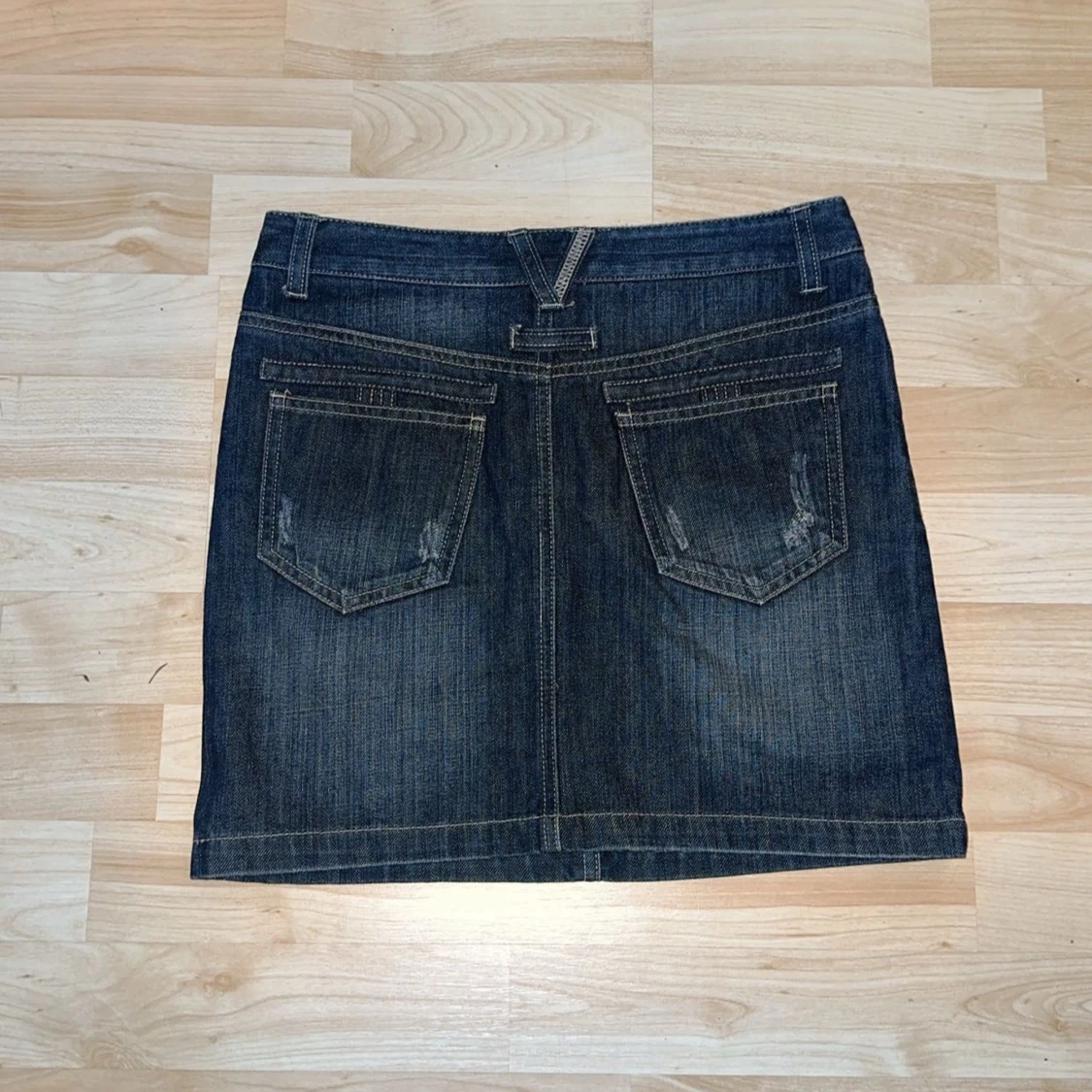 Jeanskjol mörkblå med slitningar - 1