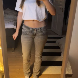Grå jeansbyxor - Snygga gråa jeans med låg midja från pepe jeans! Strl 28/32 💕 säljer då jag redan har många andra jeans som jag använder mer ✨