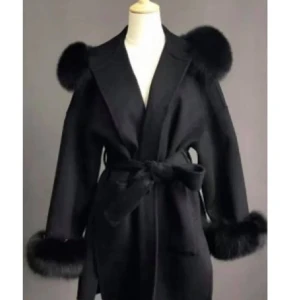  kappa med päls - Elegant svart kappa, fräsch o fin. Pälls bara på luvan, ej armarna. Kappan har en knytning i midjan. Passar alla storlekar då det är onesize, men den är lite oversized för mig som har S i vanlig storlek.