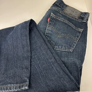 Lågmidjade Levi’s - Säljer dessa SUPERSÖTA Levi’s som tyvärr inte är min storlek längre. Dem e köpta på secondhand men är i väldigt bra skick 🩷