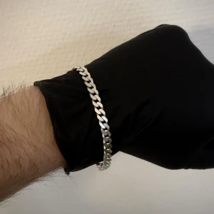 Pansarlänk Armband Äkta 925 Silver - Pansarlänk i äkta massivt 925 silver! Längd 20.5cm och bredd 6mm. Väger 14.5g. Stämplad och klar.