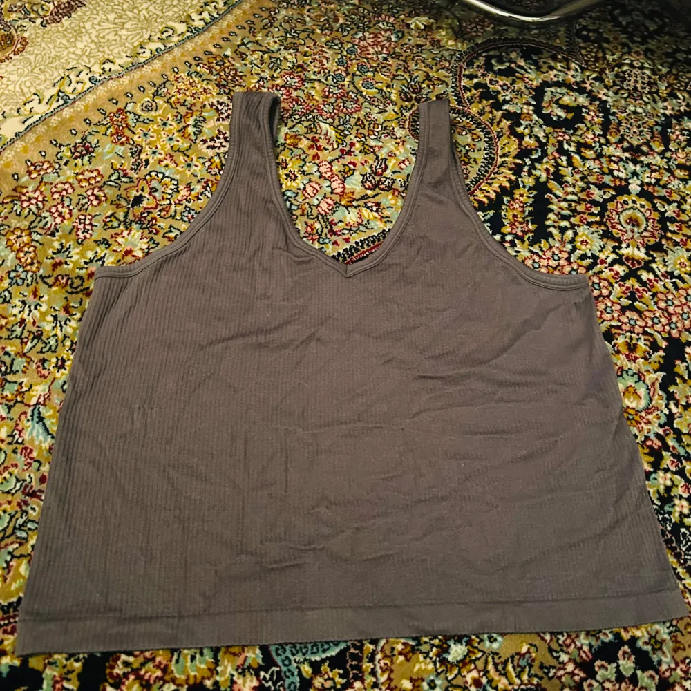 Säljer en stilren grå ribbad linnetopp från Calvin Klein. Toppen har breda axelband och en diskret logga längs nederkanten. Perfekt för en avslappnad look.. Yläosat.