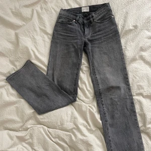 Low waist jeans från Abrand - Världens snyggaste low waist jeans från Abrand! Har för mig att modellen heter arrow straight, de har låg midja med raka ben och sitter skitsnyggt på höfterna.💓Säljer då de tyvärr inte passar mig längre, men inga defekter.🥰 