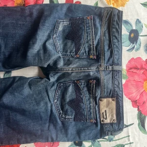 Diesel jeans - Lågmidjade raka/bootcut jeans. Midja: 38 cm. Innerben: 82 cm. 