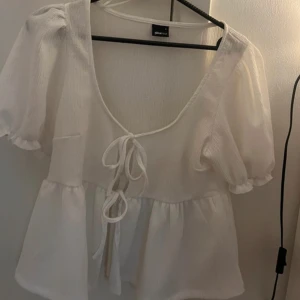 Vit blus från gina - Gina blus använd en gång som ny 
