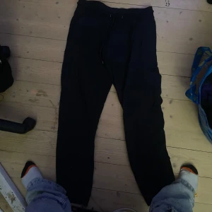 Svarta mjukisbyxor - Säljer ett par svarta mjukisbyxor med snörning i midjan. Perfekta för en avslappnad stil och bekväma att bära. Passar bra till vardags eller när du bara vill chilla hemma.