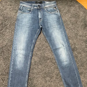 Replay jeans - Tja, jag säljer mina riktigt feta Replay jeans i ett mycket bra skick 9/10. Inga defekter eller så, de är i storlek 28/32 och är i modellen ”Dave” som passar till en vardaglig stil men passar också till festliga tillfällen. Hör av er vid frågor!🤩