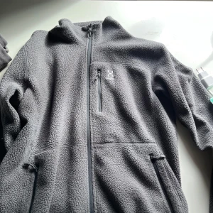 haglöfs fleece - haglöfs fleece som knappt är andvänd då den är lite för stor storlek S men passar storlek M med