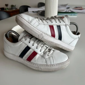 Moncler Monaco skor  - Moncler skor i storlek 41 1/2 och skicket är 8/10. Inget og Har du frågor? Släng iväg ett dm!