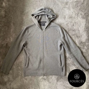 Stickad Kofta Från Marc O’Polo - Märke-Marc O’Polo|Typ av plagg-Kofta|Storlek-M|Färg-Grå|Skick-9/10|Nypris-SLUTSÅLD|Vårt pris-799kr|Kvitto-Digitalt kvitto finns|Hör av dig vid funderingar!/Fourcés⚜️