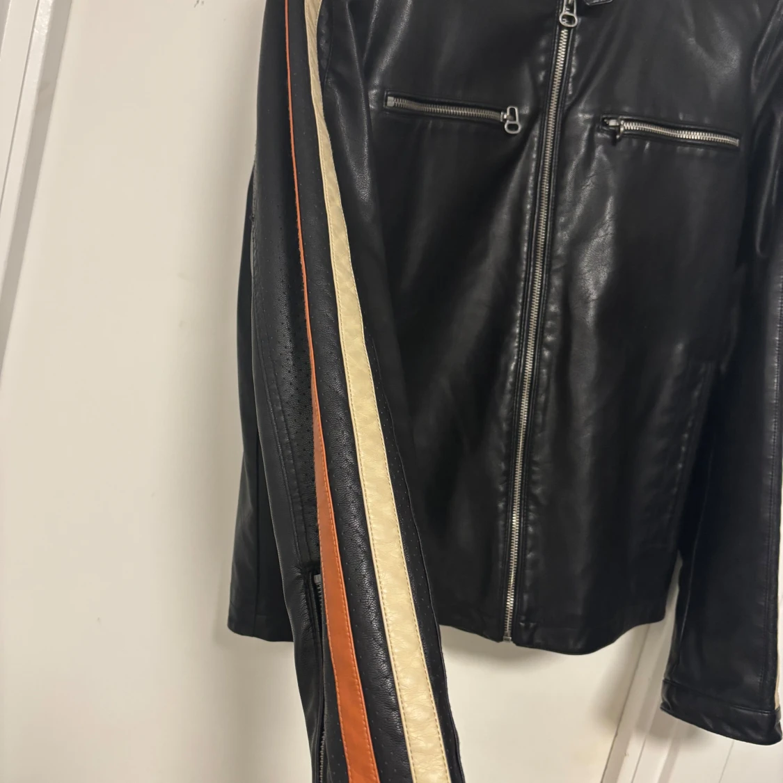 Svart skinnjacka från Wilsons Cycle - 2