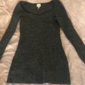 Grå stickad klänning - Snygg grå stickad klänning ifrån H&M i storlek L, använt ett par gånger men inget som syns🩷