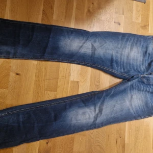 Blå jeansbyxor Jack&Jones 34/34 - Snygga blå jeans med en klassisk tvätt och raka ben. Perfekta för en avslappnad stil. De har en traditionell femficksdesign och en bekväm passform.