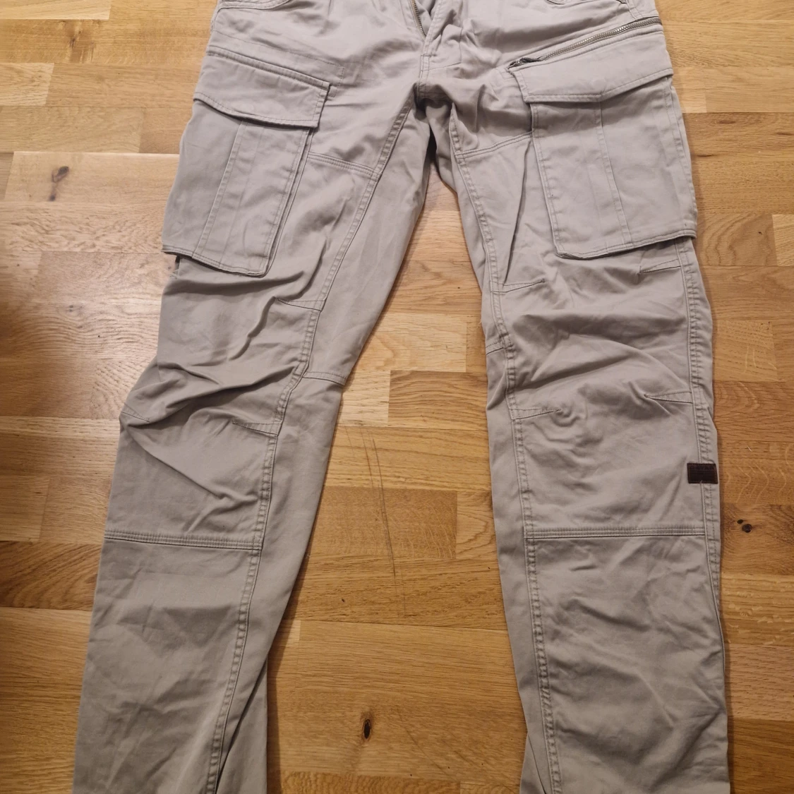 Beige cargopants med fickor G-Star