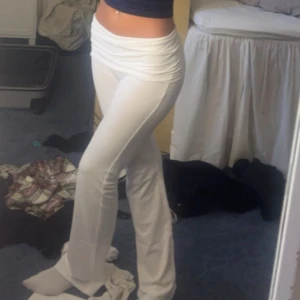 Vita leggings från Gina Tricot - Säljer ett par vita leggings från Gina Tricot. De är mjuka och bekväma med en elastisk midja. Perfekta för en avslappnad stil.