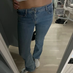Lågmidjade jeans  - Säljer dessa lågmidjade jeans från Zara , som inte kommit till användning och är i helt ny sick, skriv för frågor !💕💕
